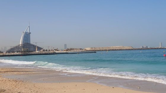 أفضل-12-من-شواطئ-دبي-للسباحة:-مفتوحة،-مجانية،-للعوائل